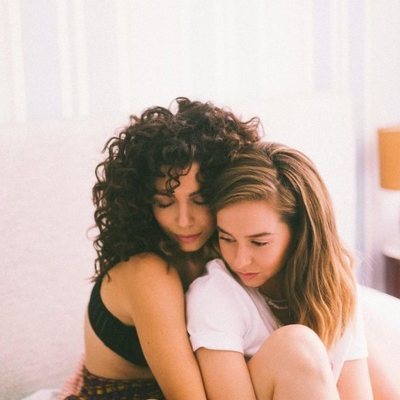 Luisita y Amelia, abrazadas en la segunda temporada de '#Luimelia'