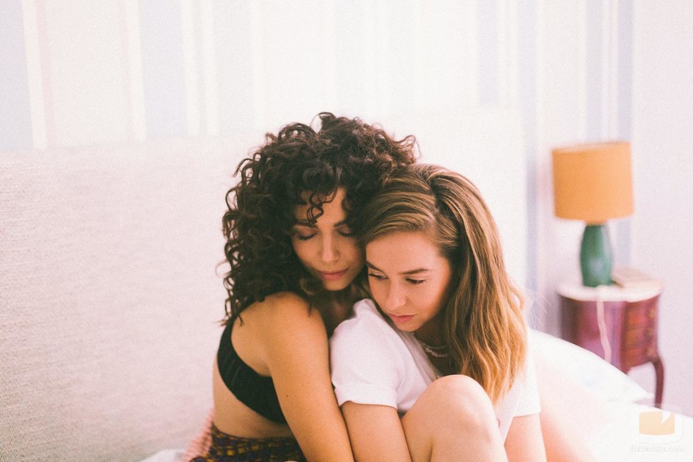 Luisita y Amelia, abrazadas en la segunda temporada de '#Luimelia'