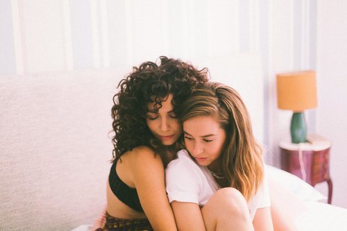 Luisita y Amelia, abrazadas en la segunda temporada de '#Luimelia'