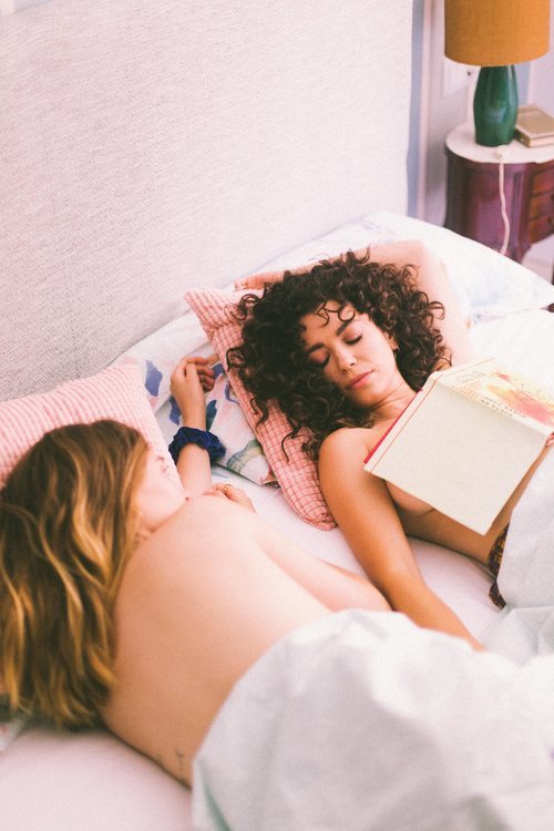 Luisita junto a Amelia semidesnuda en la cama, en la imagen promocional de '#Luimelia' 2