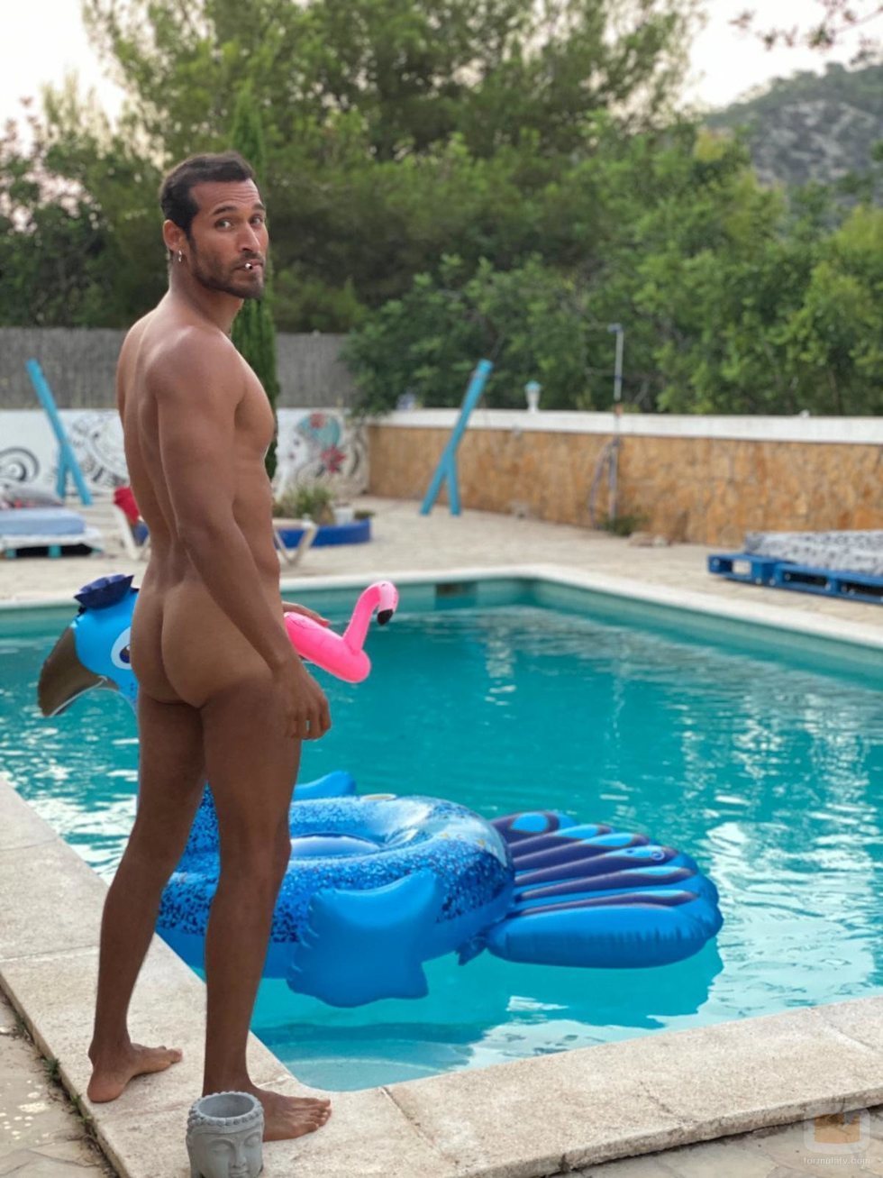 Edgar Vittorino enseña el culo en una foto totalmente desnudo