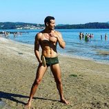 Edgar Vittorino ('Vivir sin permiso') marca paquete muy sexy en una playa