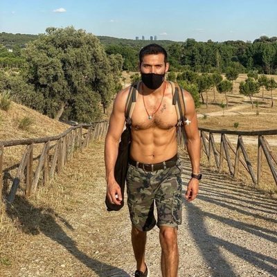 Edgar Vittorino paseando sin camiseta