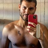 Edgar Vittorino posa semidesnudo frente al espejo