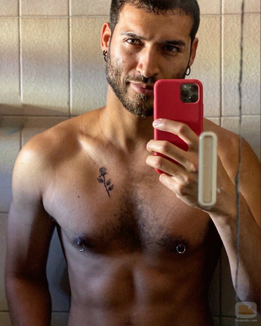 Edgar Vittorino posa semidesnudo frente al espejo