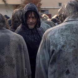 Daryl (Norman Reedus), infiltrado entre los caminantes en la temporada 10 de 'The Walking Dead'