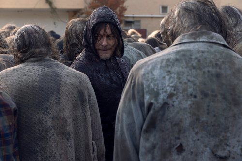 Daryl (Norman Reedus), infiltrado entre los caminantes en la temporada 10 de 'The Walking Dead'