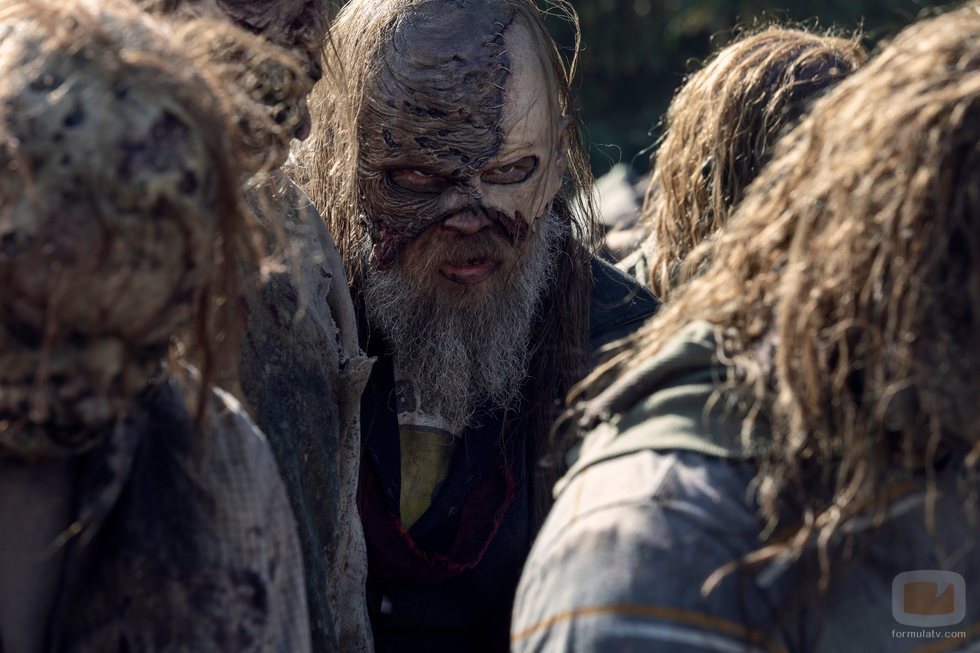 Beta (Ryan Hurst), infiltrado entre zombies en la temporada 10 de 'The Walking Dead'