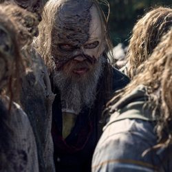 Beta (Ryan Hurst), infiltrado entre zombies en la temporada 10 de 'The Walking Dead'