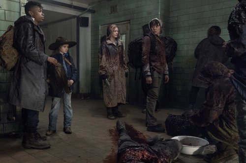 Carol, Kelly, Judith y Beatrice en el 10x16 de 'The Walking Dead'