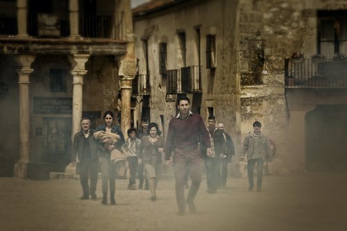 Miguel Ángel Silvestre lidera al grupo en '30 monedas'