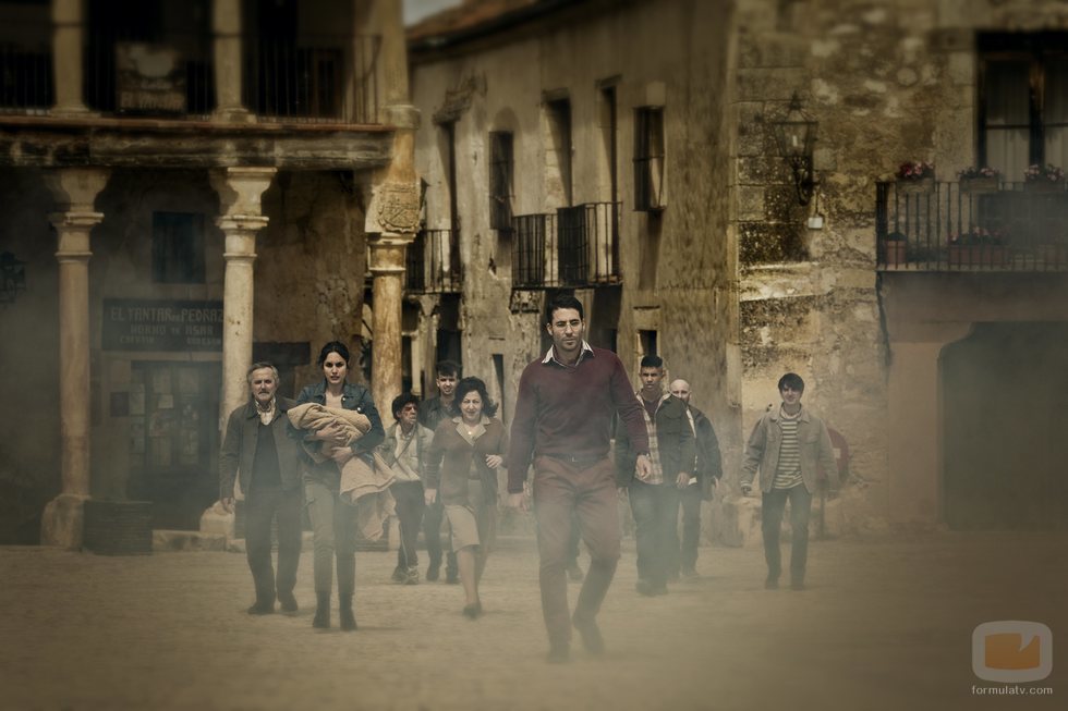 Miguel Ángel Silvestre lidera al grupo en '30 monedas'