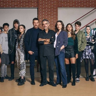 Joaquín Oristrell con el reparto de 'HIT'