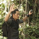Ken Leung con las manos arriba en 'Perdidos'