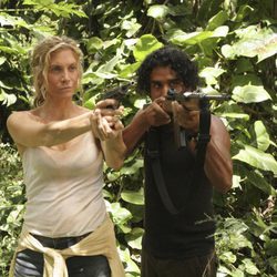 Elizabeth Mitchell y Naveen Andrews en 'Perdidos'