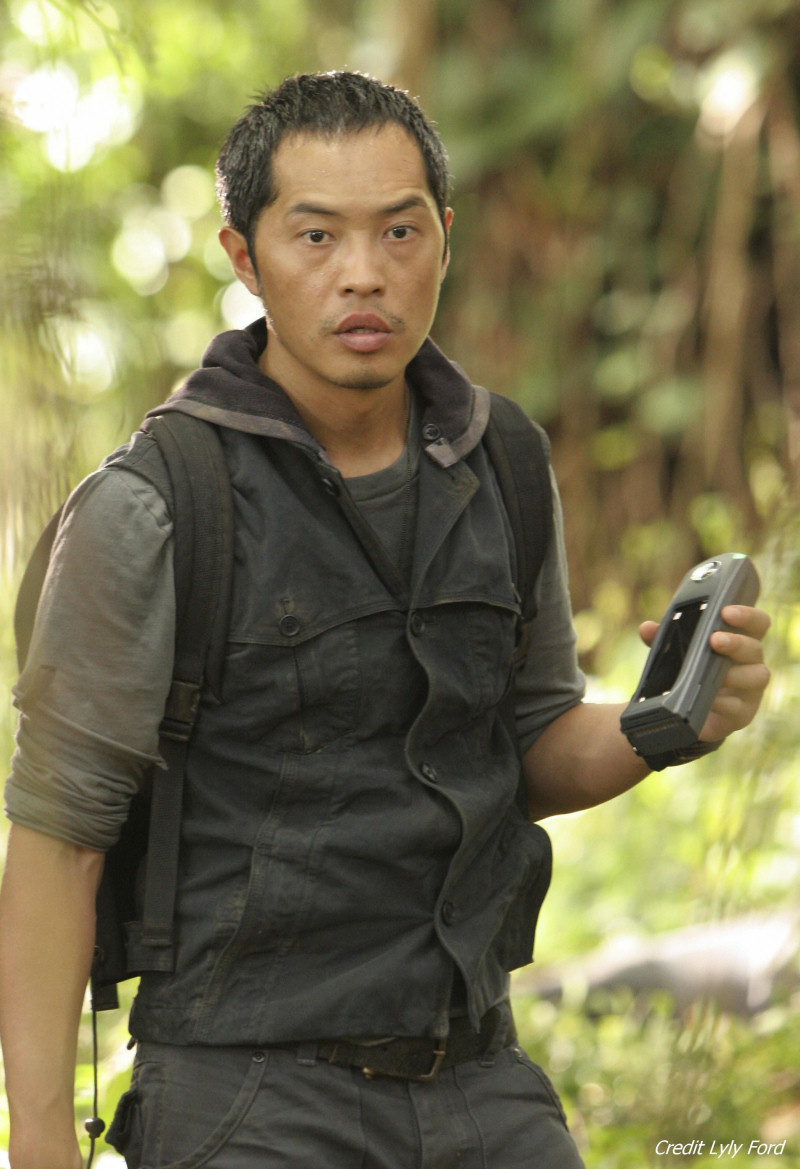 Ken Leung con un walkie talkie en 'Perdidos'