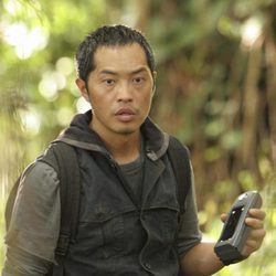 Ken Leung con un walkie talkie en 'Perdidos'
