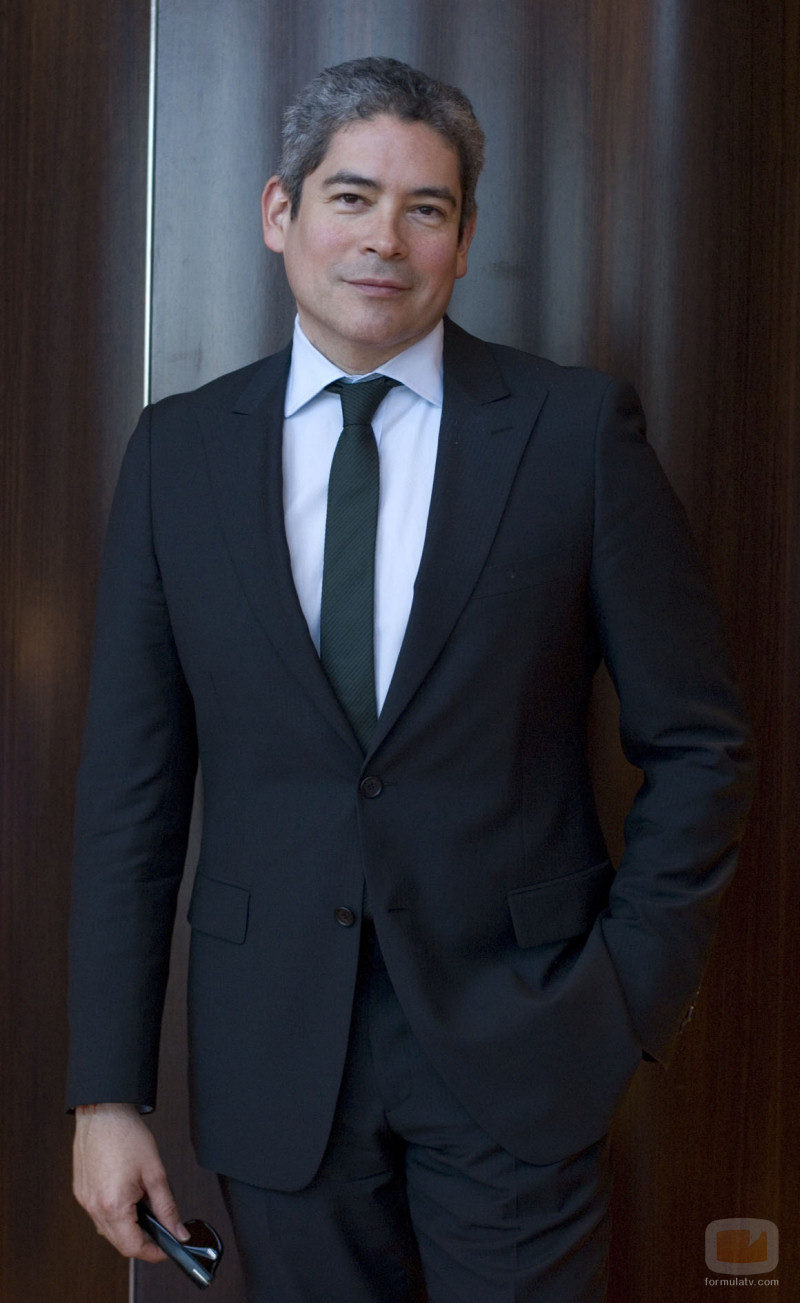 Boris Izaguirre con traje negro