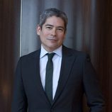 Boris Izaguirre con traje negro 