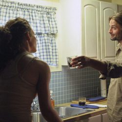 Sawyer ofrece un vaso de agua a Kate en 'Perdidos'