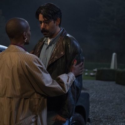 T'Nia Miller y Rahul Kohli en 'La maldición de Bly Manor'
