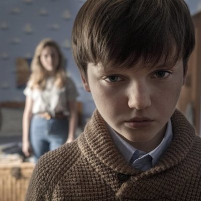 Benjamin Evan Ainsworth y Victoria Pedretti en 'La maldición de Bly Manor'