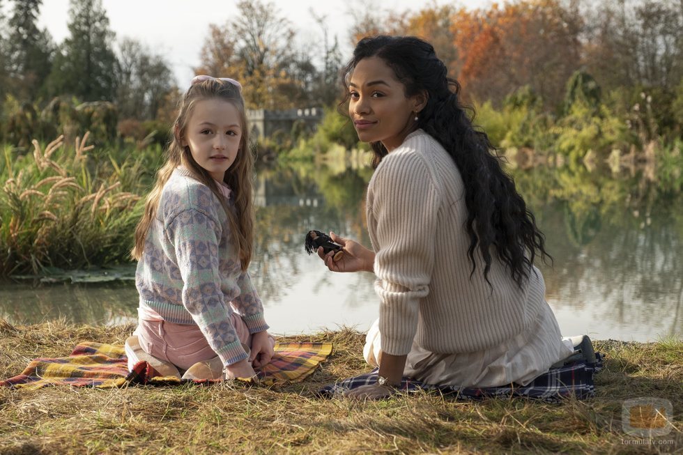 Amelie Bea Smith y Tahirah Sharif en 'La maldicion de Bly Manor'