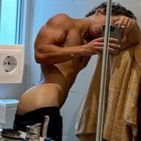Miguel Herrán, desnudo, enseña el culo