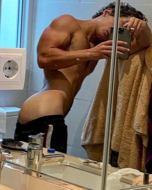 Miguel Herrán, desnudo, enseña el culo