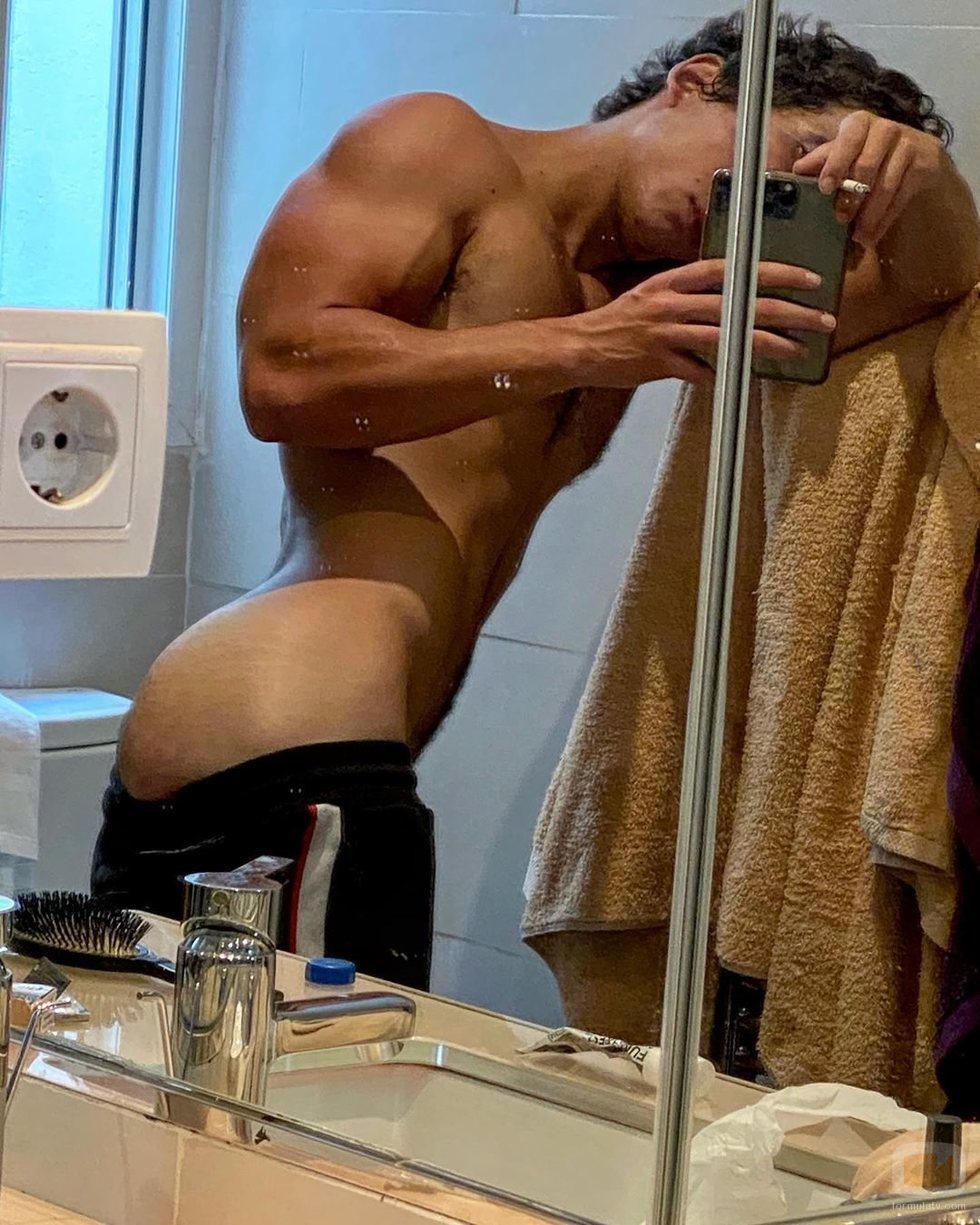 Miguel Herrán, desnudo, enseña el culo