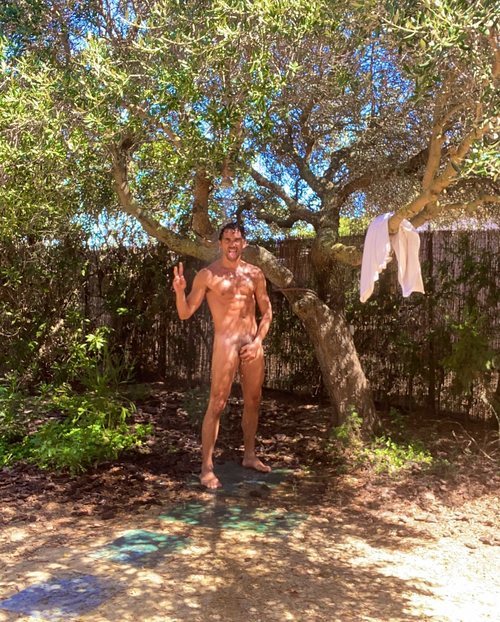 Paco León posa completamente desnudo en una sensual fotografía