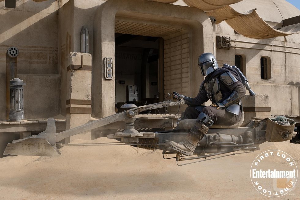 Din Djarin conduce junto a Baby Yoda en la segunda temporada de 'The Mandalorian'