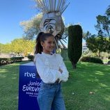 Soleá posa ante la escultura de Eurovisión 1969 