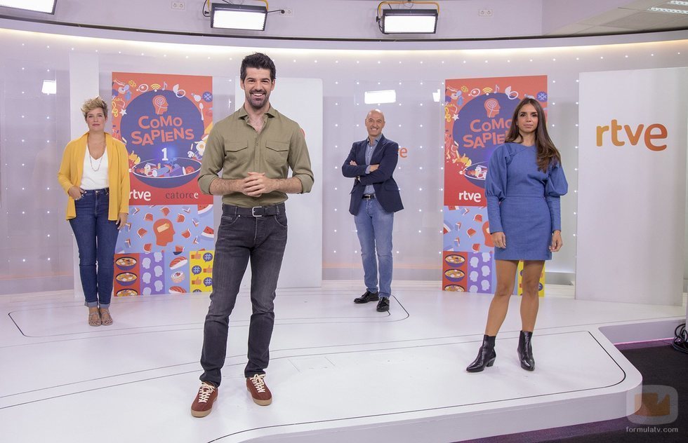 Miguel Ángel Muñoz junto a los colaboradores de 'Como sapiens'