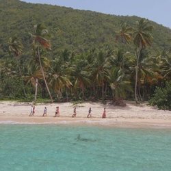 Sandra Barneda conduce a las parejas por la playa en 'La isla de las tentaciones 2'