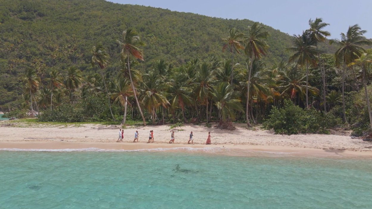 Sandra Barneda conduce a las parejas por la playa en 'La isla de las tentaciones 2'