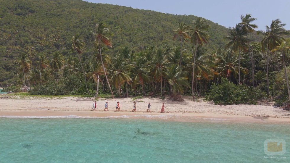 Sandra Barneda conduce a las parejas por la playa en 'La isla de las tentaciones 2'