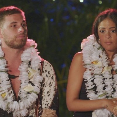 Melyssa Pinto, muy sorprendida, junto a Tom Brusse en 'La isla de las tentaciones 2'