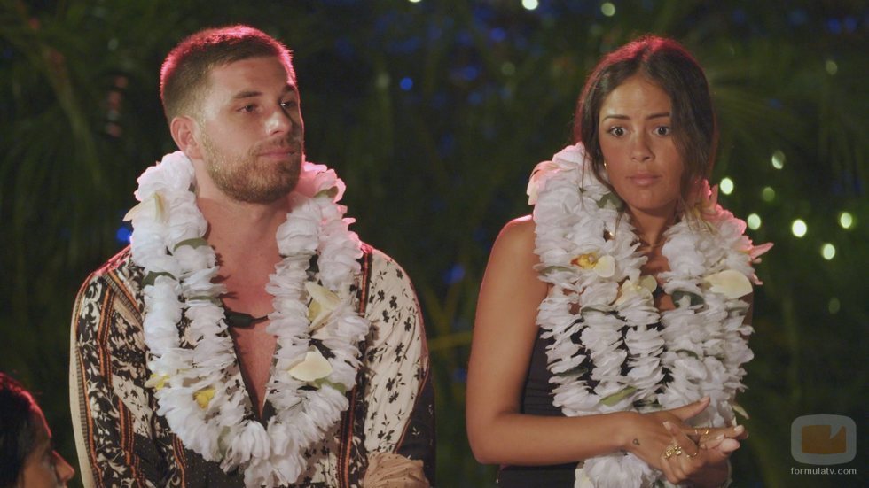 Melyssa Pinto, muy sorprendida, junto a Tom Brusse en 'La isla de las tentaciones 2'