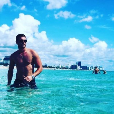 Tom Brusse, de 'La isla de las tentaciones 2', semidesnudo en el mar