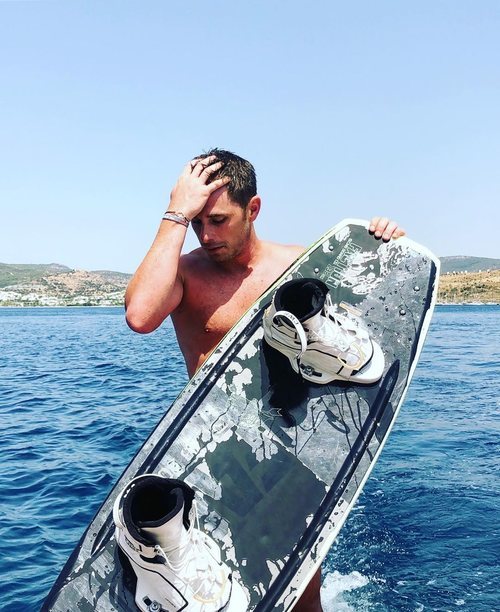 Tom Brusse, de 'La isla de las tentaciones 2', sin camiseta tras practicar equí aquático