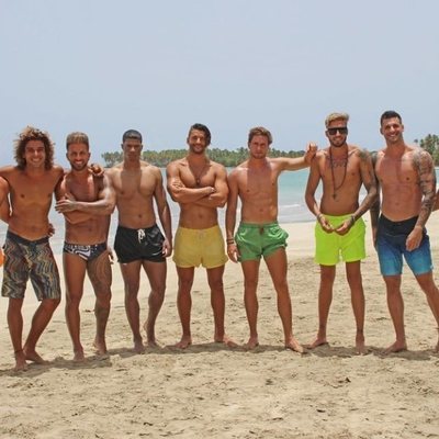 Los solteros de 'La isla de las tentaciones 2' sin camiseta