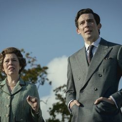 Isabel II y el Príncipe Carlos en la temporada 4 de 'The Crown'