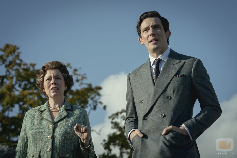 Isabel II y el Príncipe Carlos en la temporada 4 de 'The Crown'