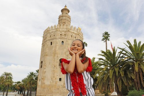 Soleá junto a la Torre del Oro en el rodaje de "Palante" para Eurovisión Junior 2020