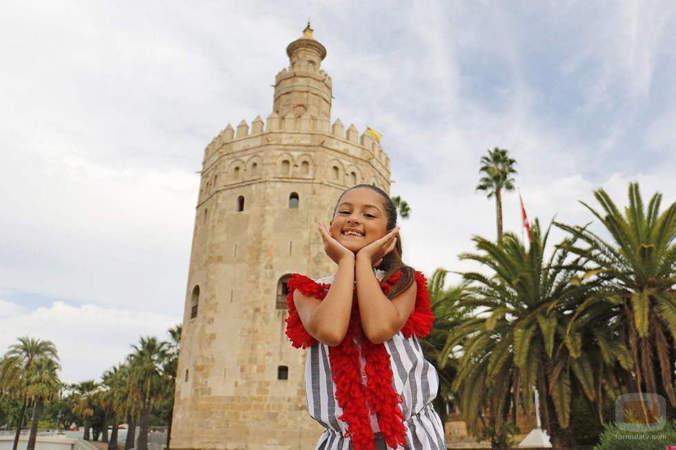 Soleá junto a la Torre del Oro en el rodaje de "Palante" para Eurovisión Junior 2020