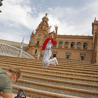 Soleá en la Plaza de España de Sevilla durante el rodaje del videoclip de "Palante"