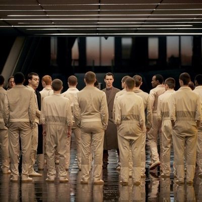 Bernard (Harry Lloyd) y un grupo de Épsilons en 'Brave New World'