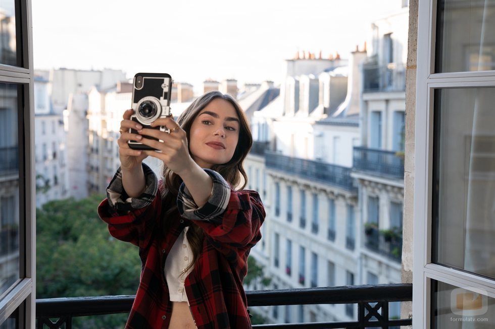 Lily Collins es Emily Cooper en 'Emily en París'