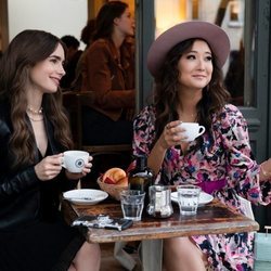 Lily Collins y Ashley Park en 'Emily en París'